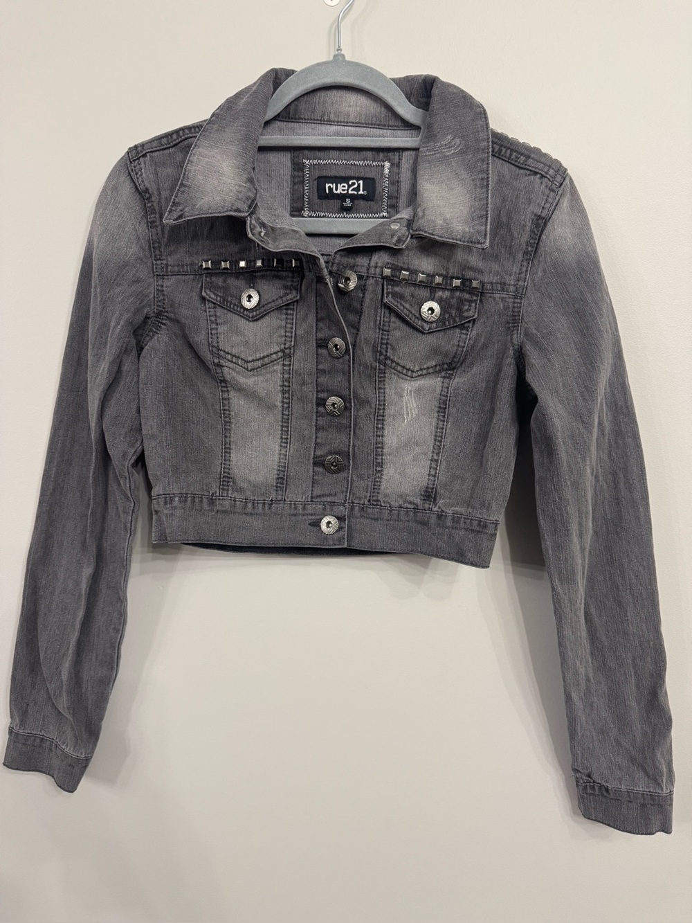 rue21 women's grey cropped studded denim jacket size small EUC